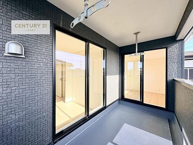 広々としているバルコニーです！お洗濯物を干すのはもちろん風に当たりながらくつろぎタイムが送れます！