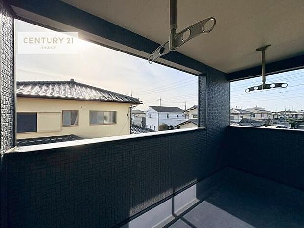 晴れた日には青い空を見渡せる開放的な時間を楽しめます。気持ちの良い風が通り抜ける街並みです！