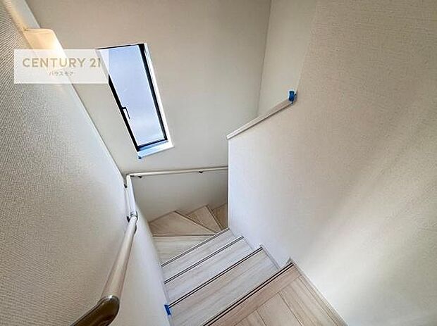 階段は明るく手摺りもついています。お子様やご年配の方も安心してご利用頂けますね！（同仕様）