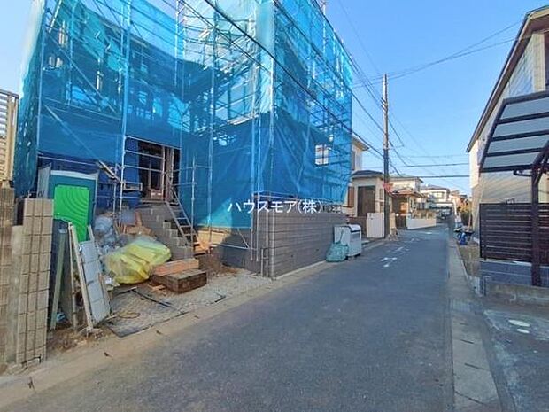 前面道路は4ｍ！陽当り良好な立地です。車庫入れが苦手な方も安心ですね。