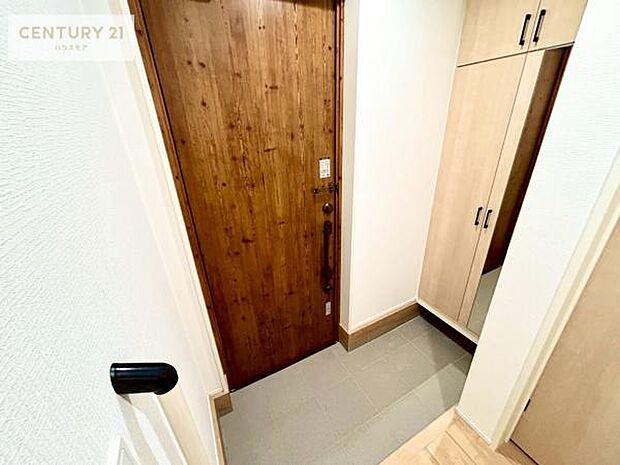 ミラー付きシューズボックス付きなので、玄関が片付きお掃除がしやすいです！スッキリした玄関で戸を開けた瞬間、清潔感のある心地いい空間が出迎えてくれます。