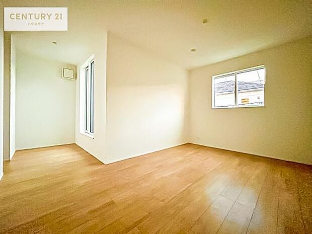 バルコニーに面した洋室。優しい光が差し込む洋室は、朝の目覚めも気持ちが良さそうですね。おうち時間もゆったりと過ごすことができます。