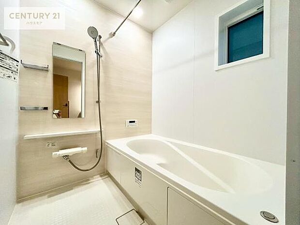 白を基調とした清潔感のあるバスルーム！快適なバスタイムが送れます！1日の疲れをしっかりと癒してくれる素敵なリラクゼーション空間になりそうですね。