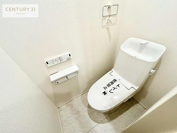 1・2階にトイレがございます！朝の忙しい時間帯も待たずにすみそうですね。白を基調とした清潔感のあるトイレでお手入れがしやすいです！
