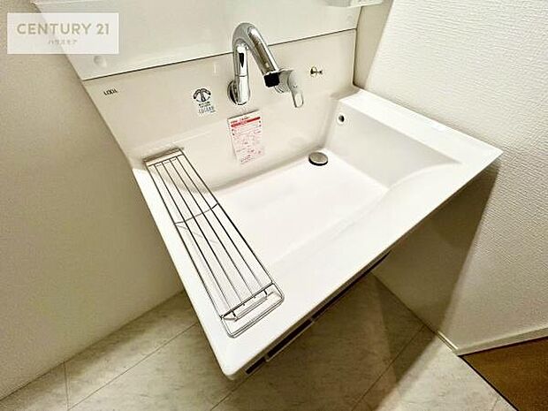 深い洗面台ボウルは、水が跳ねにくいのでお手入れが楽々！清潔感が保てます！キレイな洗面所で自分磨きのモチベーションが上がりますね！