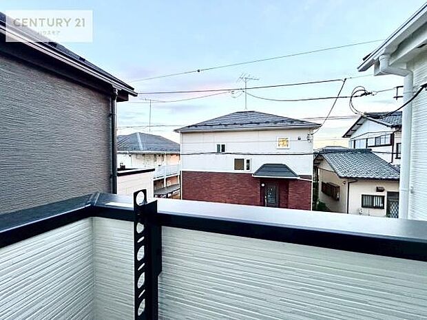 晴れた日には青い空を見渡せる開放的な時間を楽しめます。気持ちの良い風が通り抜ける街並みです！