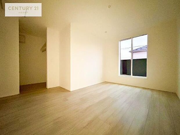 バルコニーに面した洋室。優しい光が差し込む洋室は、朝の目覚めも気持ちが良さそうですね。おうち時間もゆったりと過ごすことができます。