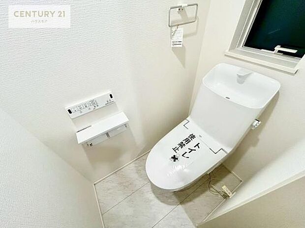 1・2階にトイレがございます！朝の忙しい時間帯も待たずにすみそうですね。白を基調とした清潔感のあるトイレでお手入れがしやすいです！