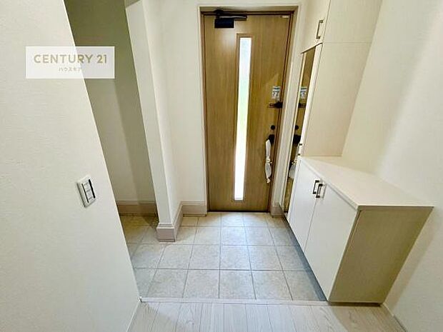 シューズインクローク付きなので、玄関が片付きお掃除がしやすいです！スッキリした玄関で戸を開けた瞬間、清潔感のある心地いい空間が出迎えてくれます。