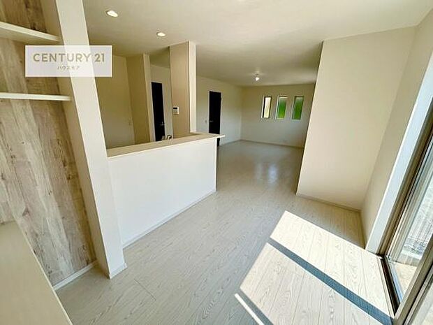 広々ダイニングスペース！ゆったりお食事。笑い声響く楽しい時間が過ごせます。日々の疲れも癒されます！配膳や後片付けも便利です！