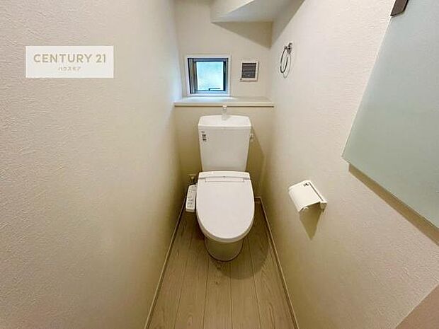 1・2階にトイレがございます！朝の忙しい時間帯も待たずにすみそうですね。白を基調とした清潔感のあるトイレでお手入れがしやすいです！