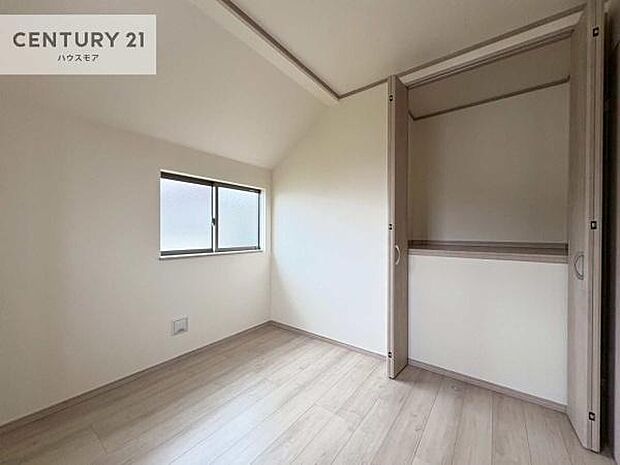 掃き出し窓がないお部屋は、お子様のお部屋としても安心です！収納スペースも充実しているので散らかったお部屋をサッと片付けられます！