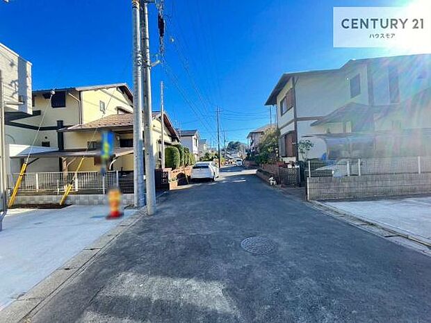 前面道路は6ｍ！陽当り良好な立地です。車庫入れが苦手な方も安心ですね。