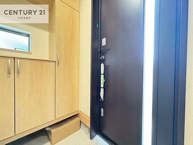 シューズボックス付きなので、玄関が片付きお掃除がしやすいです！スッキリした玄関で戸を開けた瞬間、清潔感のある心地いい空間が出迎えてくれます。