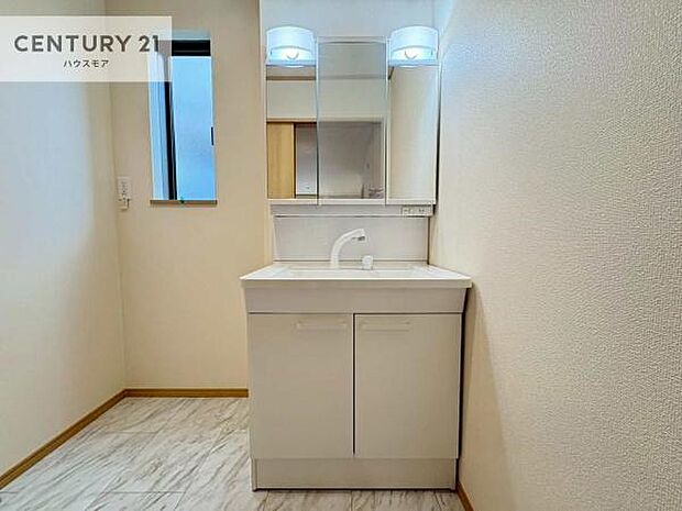 小窓付きの明るい洗面室です！湿気もすぐに入れ替えができて清潔に保つことができます！自然光が差し込むのでお化粧の仕上がりも良くなりますね！
