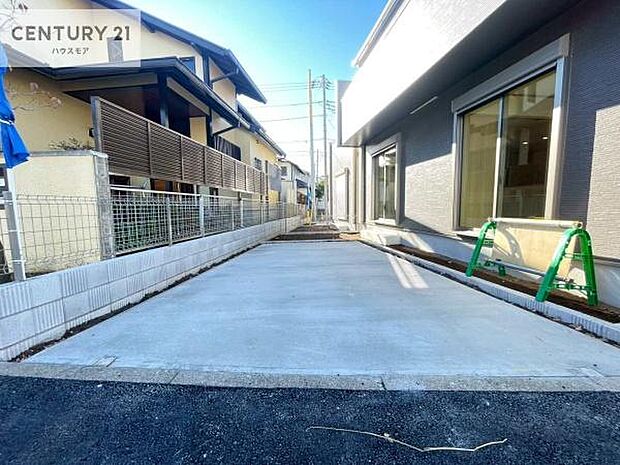 駐車スペースは2台分あります！セカンドカーはもちろん、バイクや自転車なども置き場所に困りません。