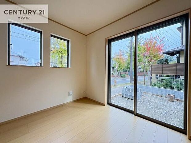 明るい室内は、風通しも良く、明るく大変居心地の良い空間となっております。リラックスして過ごせる心地の良いお部屋です！朝の目覚めがスッキリしますね！