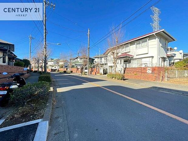 前面道路は12ｍ！陽当り良好な立地です。車庫入れが苦手な方も安心ですね。