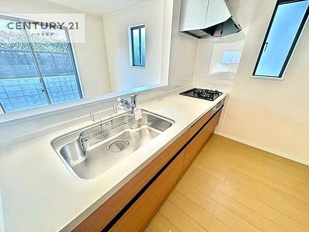 大人気の対面式システムキッチンを採用しています！ご家族のコミュニケーションが自然と増える設計です。お子様にも目が届くので嬉しいですね。収納力もあります！