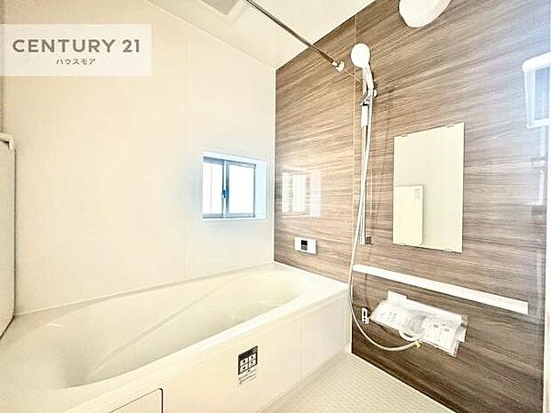 広々バスで一日の疲れをリフレッシュ。足が伸ばせるので、浴槽にもゆったりと浸かれますね！毎日のバスタイムが楽しみになります。