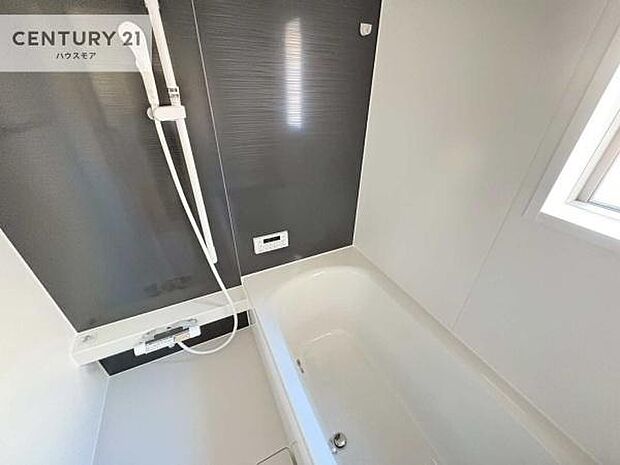 落ち着きある大人の雰囲気のバスルームは、シックなデザインでバスタイムが充実！お仕事頑張っているご褒美にお好みの匂いの入浴剤を入れて、楽しんでみてはいかがでしょうか？