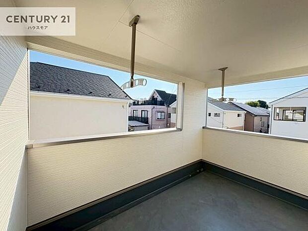 晴れた日には青い空を見渡せる開放的な時間を楽しめます。気持ちの良い風が通り抜ける街並みです！