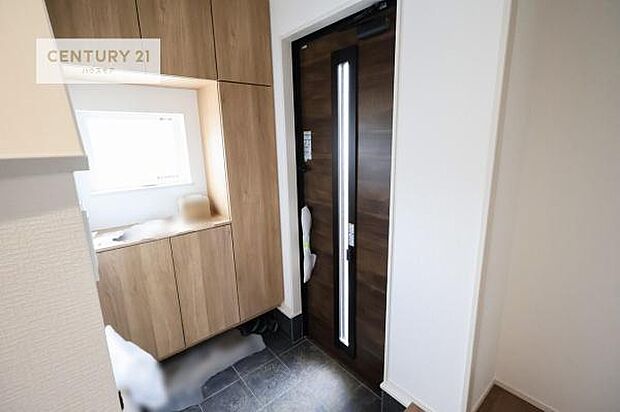 シューズボックス付きなので、玄関が片付きお掃除がしやすいです！スッキリした玄関で戸を開けた瞬間、清潔感のある心地いい空間が出迎えてくれます。