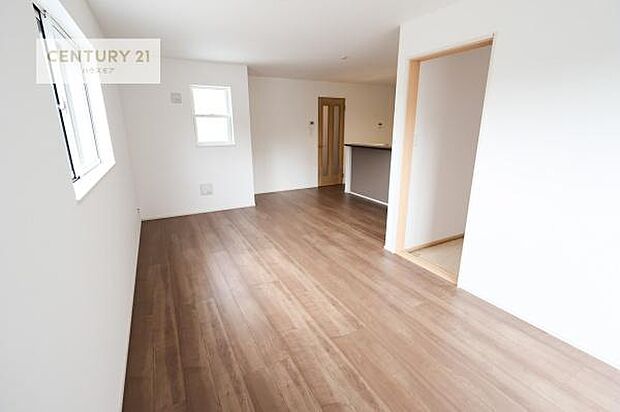 広々ダイニングスペース！ゆったりお食事。笑い声響く楽しい時間が過ごせます。日々の疲れも癒されます！配膳や後片付けも便利です！