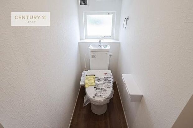 1・2階にトイレがございます！朝の忙しい時間帯も待たずにすみそうですね。白を基調とした清潔感のあるトイレでお手入れがしやすいです！