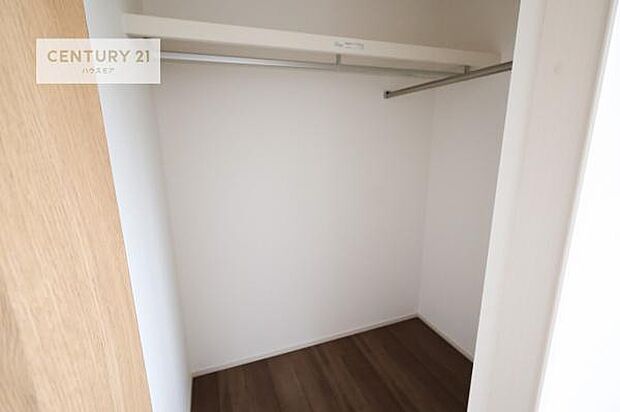 ウォークインクローゼット付きです。たくさんのお洋服などを収納しておけそうですね！他にも扇風機や加湿器など季節物の大きな家電も収納できます。