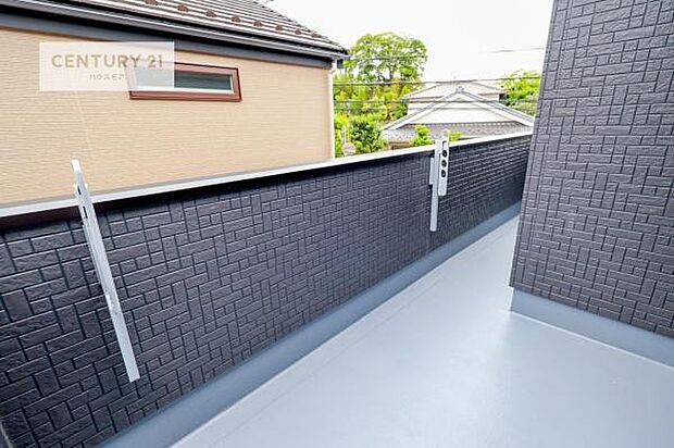 広々としているバルコニーです！お洗濯物を干すのはもちろん風に当たりながらくつろぎタイムが送れます！