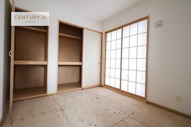 まだ畳は敷かれていませんが、和室ではお子様が転んでも怪我をする心配はほとんどありません。家事の合間にママやパパが寝ころんで使える休憩スペースとしても利用可！