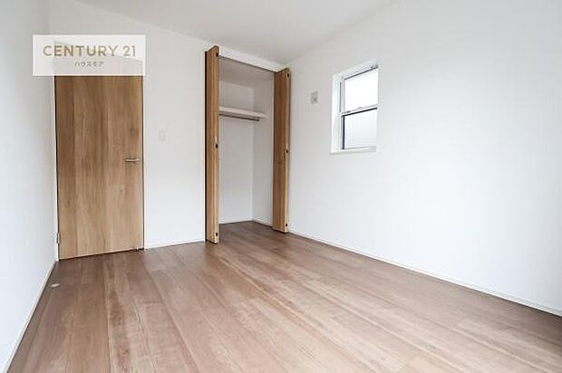 洋室は子供部屋や寝室、色々と用途多彩に利用できますね。収納力もたっぷりなので、広々気持ちよく過ごすことができます。