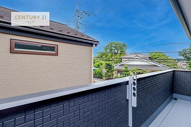 落ち着きある住宅街、気持ちの良い風が通り抜ける街並みです。晴れた日には青い空を見渡せる開放的な時間を楽しめます。気持ちの良い風が通り抜ける街並みです！