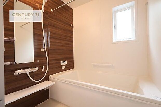 落ち着きある大人の雰囲気のバスルームは、味が出ていてバスタイムが充実！お仕事頑張っているご褒美にお好みの匂いの入浴剤を入れて、楽しんでみてはいかがでしょうか？