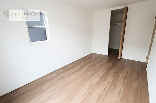 洋室は子供部屋や寝室、色々と用途多彩に利用できますね。収納力もたっぷりなので、広々気持ちよく過ごすことができます。