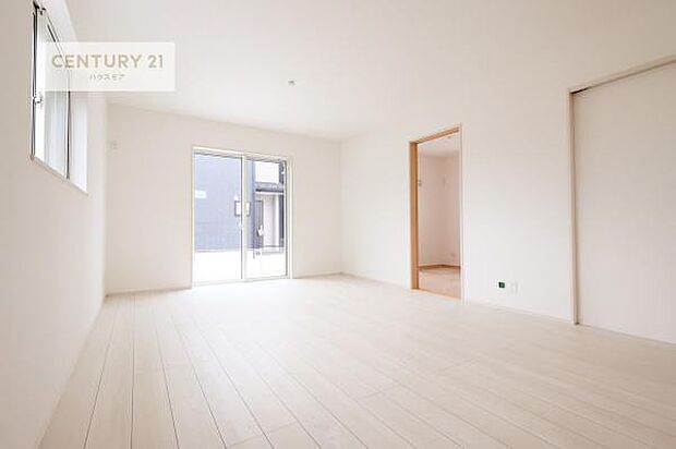 大きな窓からたっぷりの陽ざしが入る明るいリビング。開放感のあるリビングで家族団らんのくつろぎの時間を過ごせます。