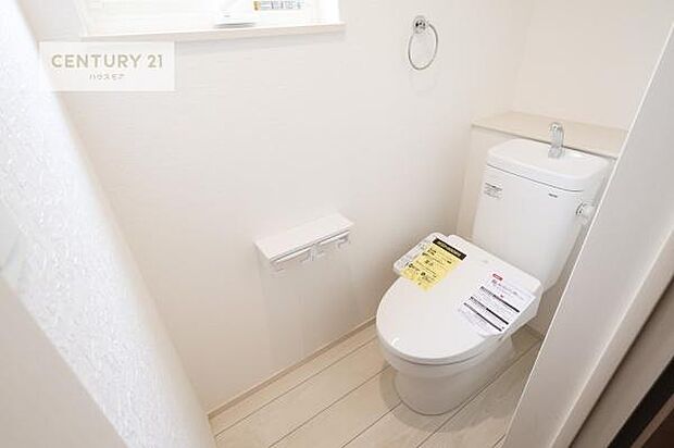 1・2階にトイレがございます！朝の忙しい時間帯も待たずにすみそうですね。白を基調とした清潔感のあるトイレでお手入れがしやすいです！
