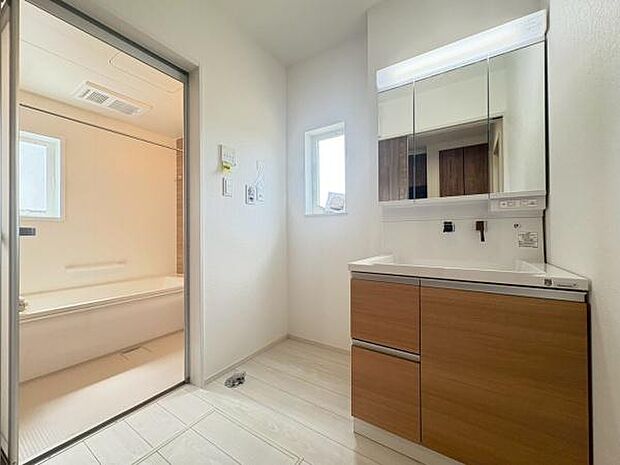 小窓付きの明るい洗面室です！湿気もすぐに入れ替えができて清潔に保つことができます！自然光が差し込むのでお化粧の仕上がりも良くなりますね！