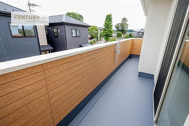 広々としているバルコニーです！お洗濯物を干すのはもちろん風に当たりながらくつろぎタイムが送れます！