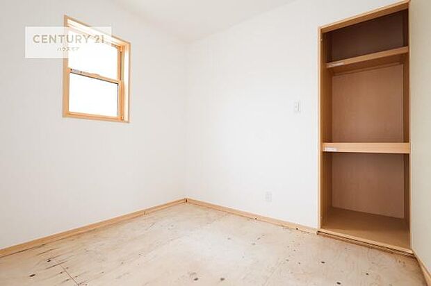 まだ畳は敷かれていませんが、和室ではお子様が転んでも怪我をする心配はほとんどありません。家事の合間にママやパパが寝ころんで使える休憩スペースとしても利用可！