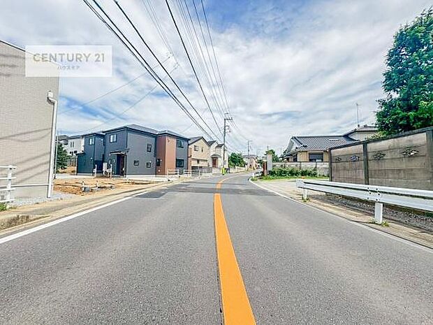 前面道路10ｍ！陽当り良好な立地です。車庫入れが苦手な方も安心ですね。