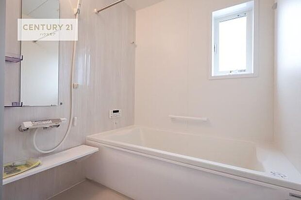 白を基調とした清潔感のあるバスルーム！快適なバスタイムが送れます！1日の疲れをしっかりと癒してくれる素敵なリラクゼーション空間になりそうですね。