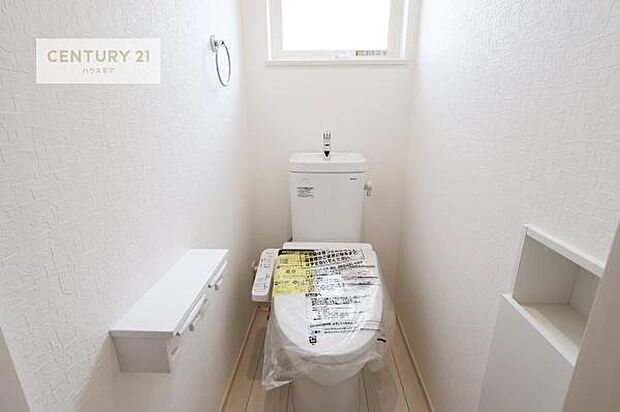 1・2階にトイレがございます！朝の忙しい時間帯も待たずにすみそうですね。白を基調とした清潔感のあるトイレでお手入れがしやすいです！