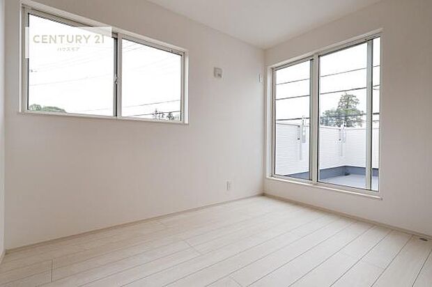 バルコニーに面している洋室です。明るく温もりがあり、換気もしっかりできます！朝起きて、外に出て背伸びをしつつ深呼吸をし良い朝を迎え入れることが出来そうですね！