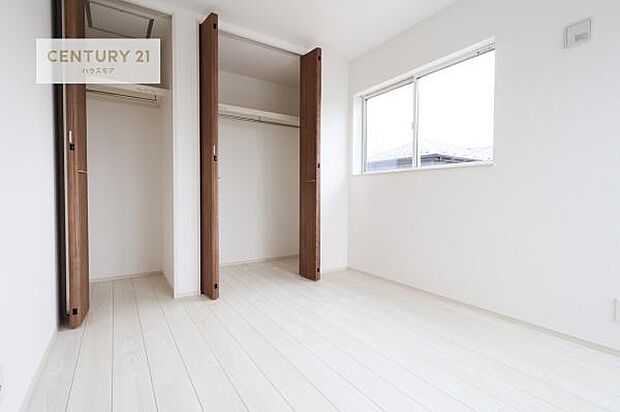 洋室は子供部屋や寝室、色々と用途多彩に利用できますね。収納力もたっぷりなので、広々気持ちよく過ごすことができます。