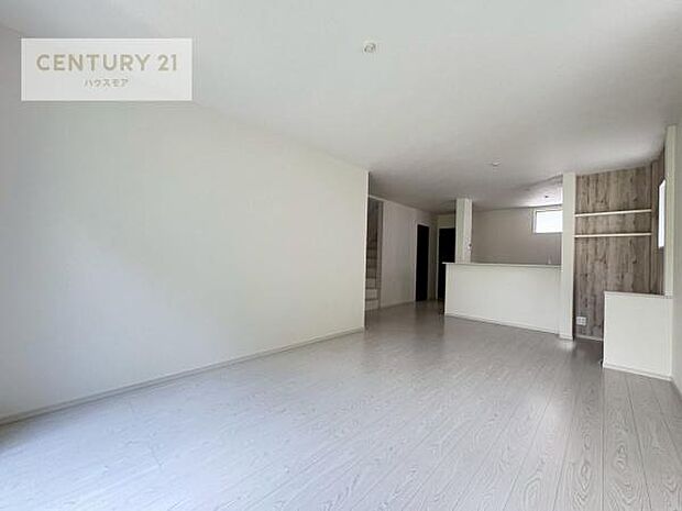 優しい陽だまりがリビングを包んでくれて居心地の良い空間を演出してくれます！自然と家族が集い会話が増える心地よい空間！