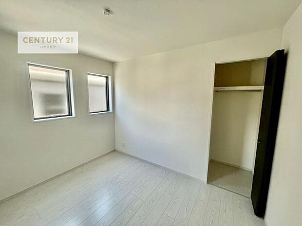 掃き出し窓がないお部屋は、お子様のお部屋としても安心です！収納スペースも充実しているので散らかったお部屋をサッと片付けられます！