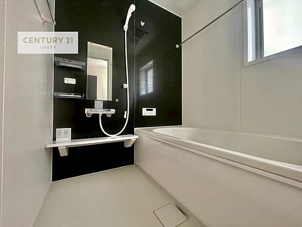 落ち着きある大人の雰囲気のバスルームは、味が出ていてバスタイムが充実！お仕事頑張っているご褒美にお好みの匂いの入浴剤を入れて、楽しんでみてはいかがでしょうか？