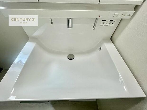 洗面台のボウルが深く床に水が跳ねにくいです！それにお掃除がしやすい使い勝手の良い白を基調とした清潔感のある洗面台で気持ちよくお使いいただけます！